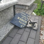 20.08.2019 Odrowąż. Cmentarz. Zniszczone przez wandali nagrobki / Piotr Kwaśniewski / Radio Kielce