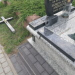 20.08.2019 Odrowąż. Cmentarz. Zniszczone przez wandali nagrobki / Piotr Kwaśniewski / Radio Kielce