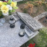 20.08.2019 Odrowąż. Cmentarz. Zniszczone przez wandali nagrobki / Piotr Kwaśniewski / Radio Kielce