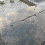 20.08.2019 Odrowąż. Cmentarz. Zniszczone przez wandali nagrobki / Piotr Kwaśniewski / Radio Kielce