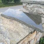 20.08.2019 Odrowąż. Cmentarz. Zniszczone przez wandali nagrobki / Piotr Kwaśniewski / Radio Kielce