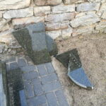 20.08.2019 Odrowąż. Cmentarz. Zniszczone przez wandali nagrobki / Piotr Kwaśniewski / Radio Kielce