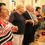 Busko. Koncert pn. „Śpiewać każdy może” w Sanatorium Marconi. Na zdjęciu (trzeci od lewej): poseł Krzysztof Lipiec / Marta Gajda / Radio Kielce