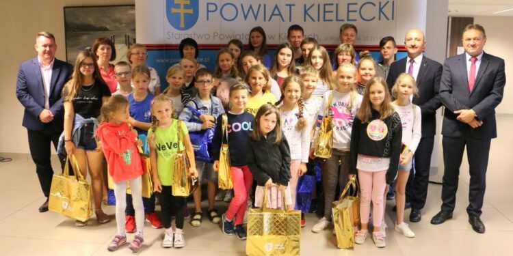 Młodzież z Wileńszczyzny z wizyta w Starostwie Powiatowym w Kielcach / Starostwo Powiatowe w Kielcach