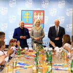 Kielce. Wizyta dzieci i młodzieży z ukraińskiego obwodu winnickiego. Na zdjęciu (od lewej): Mariusz Gosek - członek zarządu województwa, wicemarszałek Renata Janik i Marek Jońca - członek zarządu województwa / Urząd Marszałkowski Województwa Świętokrzyskiego