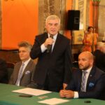 Kielce. Przekazanie pieniędzy na budowę kilometrów dróg dojazdowych do pól i doposażenie jednostek OSP. Na zdjęciu (od lewej): Krzysztof Lipiec - poseł, Krzysztof Słoń - senator, Andrzej Bętkowski - marszałek województwa i Mariusz Gosek - członek zarządu województwa / Urząd Marszałkowski Województwa Świętokrzyskiego