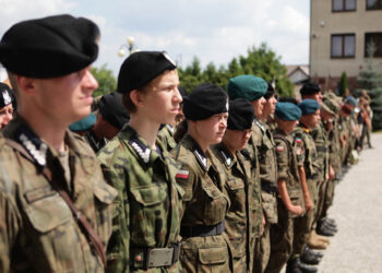 400 uczestników Marszu Szlakiem I Kompanii Kadrowej dotarło do Chęcin. / Wojciech Habdas / Radio Kielce