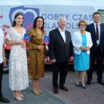 27.08.2019. Kazimierza Wielka. PiS-bus z wizytą. Na zdjęciu (od lewej): Jarosław Miszczyk – radny Rady Powiatu Kazimierskiego PiS, Patrycja Iwańska-Bęben, Monika Słoniewska - radna Rady Miasta Kielce, Krzysztof Lipiec - poseł, Maria Zuba - poseł, Hubert Przybyszewski, Michał Cieślak - poseł / Marta Gajda / Radio Kielce