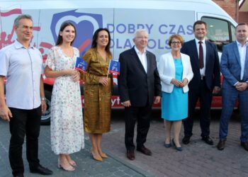 27.08.2019. Kazimierza Wielka. PiS-bus z wizytą. Na zdjęciu (od lewej): Jarosław Miszczyk – radny Rady Powiatu Kazimierskiego PiS, Patrycja Iwańska-Bęben, Monika Słoniewska - radna Rady Miasta Kielce, Krzysztof Lipiec - poseł, Maria Zuba - poseł, Hubert Przybyszewski, Michał Cieślak - poseł / Marta Gajda / Radio Kielce