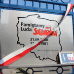 Kazimierza Wielka. Odsłonięcie tablicy „Solidarności” na bramie byłej Cukrowni Łubna / Marta Gajda / Radio Kielce