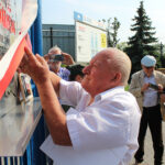 Kazimierza Wielka. Odsłonięcie tablicy „Solidarności” na bramie byłej Cukrowni Łubna. Na zdjęciu: wstęgę przecina Henryk Duda - społecznik, związkowiec / Marta Gajda / Radio Kielce