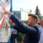 Kazimierza Wielka. Odsłonięcie tablicy „Solidarności” na bramie byłej Cukrowni Łubna. Na zdjęciu: Bartłomiej Dorywalski - wicewojewoda świętokrzyski / Marta Gajda / Radio Kielce