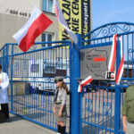 Kazimierza Wielka. Odsłonięcie tablicy „Solidarności” na bramie byłej Cukrowni Łubna / Marta Gajda / Radio Kielce