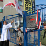 Kazimierza Wielka. Odsłonięcie tablicy „Solidarności” na bramie byłej Cukrowni Łubna / Marta Gajda / Radio Kielce