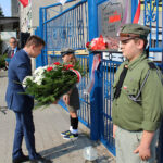 Kazimierza Wielka. Odsłonięcie tablicy „Solidarności” na bramie byłej Cukrowni Łubna. Na zdjęciu: kwiaty składa Bartłomiej Dorywalski - wicewojewoda świętokrzyski / Marta Gajda / Radio Kielce