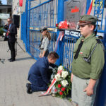 Kazimierza Wielka. Odsłonięcie tablicy „Solidarności” na bramie byłej Cukrowni Łubna. Na zdjęciu: kwiaty składa Bartłomiej Dorywalski - wicewojewoda świętokrzyski / Marta Gajda / Radio Kielce