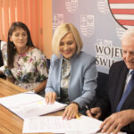 Podpisanie umów u marszałka na dofinansowanie pięciu projektów dotyczących usług społecznych. Trzecia z lewej: Renata Janik - wiceprzewodnicząca Sejmiku Województwa Świętokrzyskiego i Marek Jońca - członek zarządu Sejmiku Województwa Świętokrzyskiego / Daria Pycia / Radio Kielce