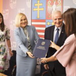 Podpisanie umów u marszałka na dofinansowanie pięciu projektów dotyczących usług społecznych. Druga z lewej: Renata Janik - wiceprzewodnicząca Sejmiku Województwa Świętokrzyskiego i Marek Jońca - członek zarządu Sejmiku Województwa Świętokrzyskiego / Daria Pycia / Radio Kielce