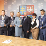 Podpisanie umów u marszałka na dofinansowanie pięciu projektów dotyczących usług społecznych / Daria Pycia / Radio Kielce