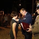 Kraków. Wręczenie odznaczeń osobom zasłużonym dla kadrówki. Na zdjęciu (od lewej): Joanna Strasz i Jan Józef Kasprzyk - minister do sprawy kombatantów i osób represjonowanych / Jarosław Kubalski / Radio Kielce