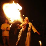 16.08.2019 Nowa Słupia. Dymarki Świętokrzyskie. Pochód z pochodniami / Jarosław Kubalski / Radio Kielce