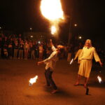 16.08.2019 Nowa Słupia. Dymarki Świętokrzyskie. Pochód z pochodniami / Jarosław Kubalski / Radio Kielce