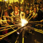 16.08.2019 Nowa Słupia. Dymarki Świętokrzyskie. Pochód z pochodniami / Jarosław Kubalski / Radio Kielce