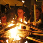 16.08.2019 Nowa Słupia. Dymarki Świętokrzyskie. Pochód z pochodniami / Jarosław Kubalski / Radio Kielce