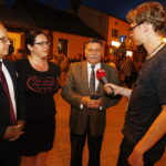 16.08.2019 Nowa Słupia. Dymarki Świętokrzyskie. Pochód z pochodniami. Andrzej Gąsior - wójt Nowej Słupi, Agata Sałata - dyrektor GOK w Nowej Słupi i poseł Andrzej Kryj / Jarosław Kubalski / Radio Kielce