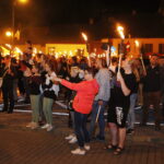 16.08.2019 Nowa Słupia. Dymarki Świętokrzyskie. Pochód z pochodniami / Jarosław Kubalski / Radio Kielce