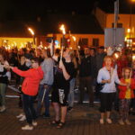 16.08.2019 Nowa Słupia. Dymarki Świętokrzyskie. Pochód z pochodniami / Jarosław Kubalski / Radio Kielce