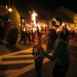 16.08.2019 Nowa Słupia. Dymarki Świętokrzyskie. Pochód z pochodniami / Jarosław Kubalski / Radio Kielce