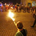 16.08.2019 Nowa Słupia. Dymarki Świętokrzyskie. Pochód z pochodniami / Jarosław Kubalski / Radio Kielce