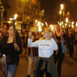 16.08.2019 Nowa Słupia. Dymarki Świętokrzyskie. Pochód z pochodniami / Jarosław Kubalski / Radio Kielce