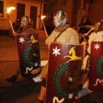 16.08.2019 Nowa Słupia. Dymarki Świętokrzyskie. Pochód z pochodniami / Jarosław Kubalski / Radio Kielce