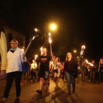 16.08.2019 Nowa Słupia. Dymarki Świętokrzyskie. Pochód z pochodniami / Jarosław Kubalski / Radio Kielce