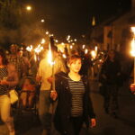 16.08.2019 Nowa Słupia. Dymarki Świętokrzyskie. Pochód z pochodniami / Jarosław Kubalski / Radio Kielce