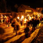 16.08.2019 Nowa Słupia. Dymarki Świętokrzyskie. Pochód z pochodniami / Jarosław Kubalski / Radio Kielce