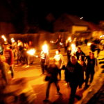 16.08.2019 Nowa Słupia. Dymarki Świętokrzyskie. Pochód z pochodniami / Jarosław Kubalski / Radio Kielce