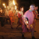 16.08.2019 Nowa Słupia. Dymarki Świętokrzyskie. Pochód z pochodniami / Jarosław Kubalski / Radio Kielce