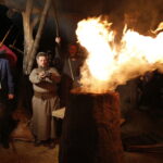 16.08.2019 Nowa Słupia. Dymarki Świętokrzyskie. Pochód z pochodniami i zapalenie dymarki / Jarosław Kubalski / Radio Kielce