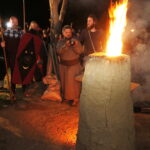 16.08.2019 Nowa Słupia. Dymarki Świętokrzyskie. Pochód z pochodniami i zapalenie dymarki / Jarosław Kubalski / Radio Kielce