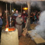 16.08.2019 Nowa Słupia. Dymarki Świętokrzyskie. Pochód z pochodniami i zapalenie dymarki / Jarosław Kubalski / Radio Kielce