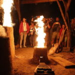 16.08.2019 Nowa Słupia. Dymarki Świętokrzyskie. Pochód z pochodniami i zapalenie dymarki / Jarosław Kubalski / Radio Kielce