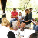 20.08.2019 Kielce. Ogród Radia Kielce. Pierwsza próba czytania bajki "Śpiąca Królewna" przez dziennikarzy Radia Kielce. Reżyser Przemysław Żmiejko, Robert Szumielewicz, Iza Mortas, Dorota Klusek, Aneta Cielibała - Gil i Mateusz Kaczmarczyk / Jarosław Kubalski / Radio Kielce