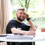 20.08.2019 Kielce. Ogród Radia Kielce. Pierwsza próba czytania bajki "Śpiąca Królewna" przez dziennikarzy Radia Kielce. Reżyser Przemysław Żmiejko / Jarosław Kubalski / Radio Kielce