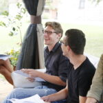 20.08.2019 Kielce. Ogród Radia Kielce. Pierwsza próba czytania bajki "Śpiąca Królewna" przez dziennikarzy Radia Kielce. Mateusz Kaczmarczyk,  Magdalena Sitak, Wiktor Dziarmaga i Iwona Murawska / Jarosław Kubalski / Radio Kielce