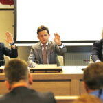 23.08.2019 Kielce. Sesja Rady Powiatu Kieleckiego. Wiceprzewodniczący rady: Robert Kaszuba, Kamil Piasecki i przewodniczący rady Jacek Kuzia / Jarosław Kubalski / Radio Kielce