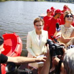 27.08.2019 Cedzyna. Zalew. Wojewoda Agata Wojtyszek przekazała ratownikom WOPR łódź ratowniczą / Jarosław Kubalski / Radio Kielce