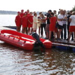 27.08.2019 Cedzyna. Zalew. Wojewoda Agata Wojtyszek przekazała ratownikom WOPR łódź ratowniczą / Jarosław Kubalski / Radio Kielce